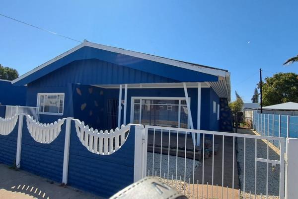 Available from October 2024 
Situated in the beautiful town of Bonnievale is this 3 bedroom and 2 bathroom home.  Big lounge and dining ...