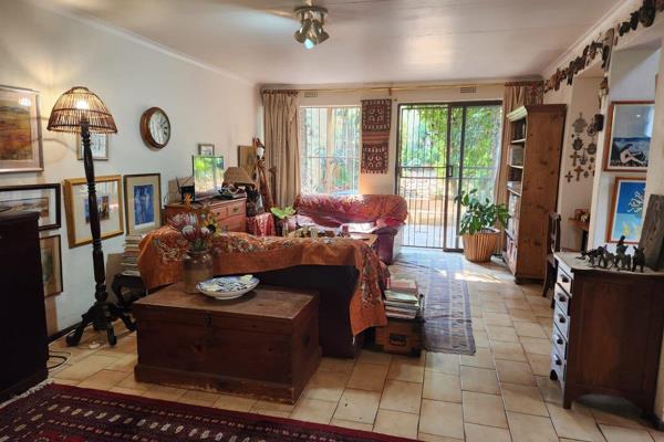 On Auction 12th Of October at 11h30

This charming townhouse in a secure complex is ...