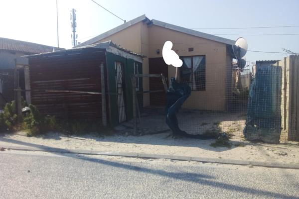 Sizwe Mlungwana Presents this 2bedroom house in Harare 
Khayelitsha.

It consists of 2bedrooms, open plan kitchen/lounge 
and ...