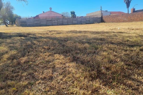 This spacious 677m2 vacant plot in Lenasia South is waiting for your vision to come to life.  

Imagine the possibilities: a ...