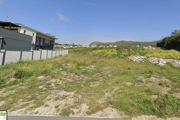 Large North-Facing Plot with Distant Sea Views in Popular Capri

This spacious ...