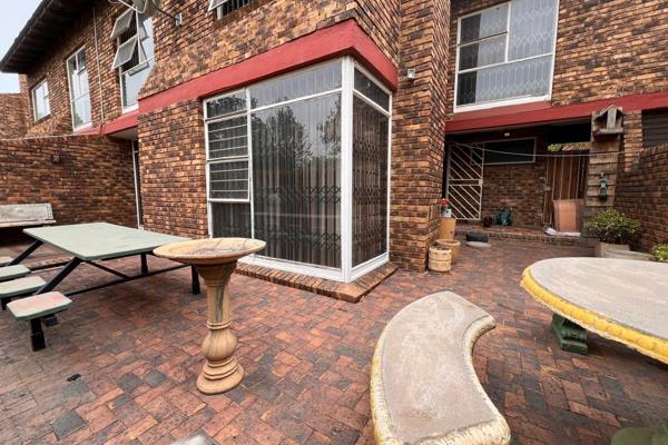 This charming duplex townhouse is ideally located within walking distance of Vaal Mall, offering convenience and comfort in a ...