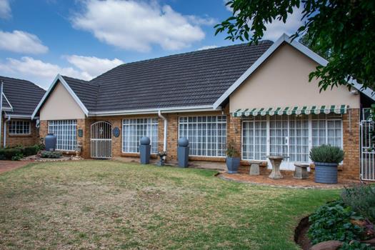 4 Bedroom House for sale in Sunward Park