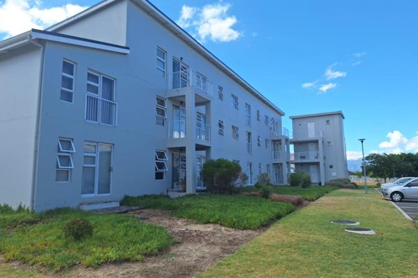 Discover this charming top-floor apartment in La Vie Estate, offering stunning mountain views and situated in one of Paarl&#39;s ...