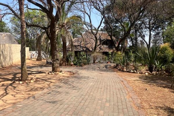 A wonderful 1035 Sqm stand with a Quaint 2 Bedroomed Thatch Cottage situated in an exclusive boomed street in Bryanston.
You can build ...