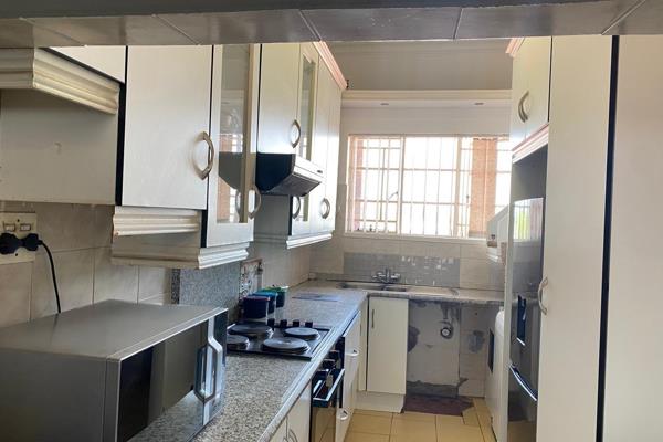 Charming Spacious Flat in Benoni Central

Discover the perfect blend of comfort and convenience in this charming two-bedroom flat ...