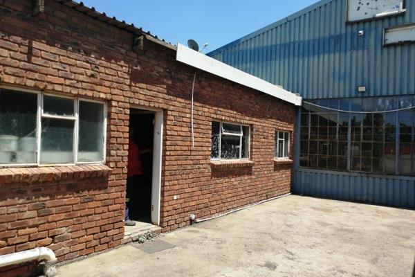 This is a 1.5 ha small holding, ideal for a Truck Stop / overnight accommodation.
Fair size workshop with 3 offices and a bathroom with ...