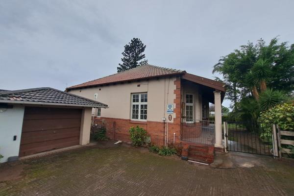 This is the property for you, if you are wanting 3 bedrooms and 2 bathrooms, there is nothing to be done here. 
Fully fitted kitchen ...