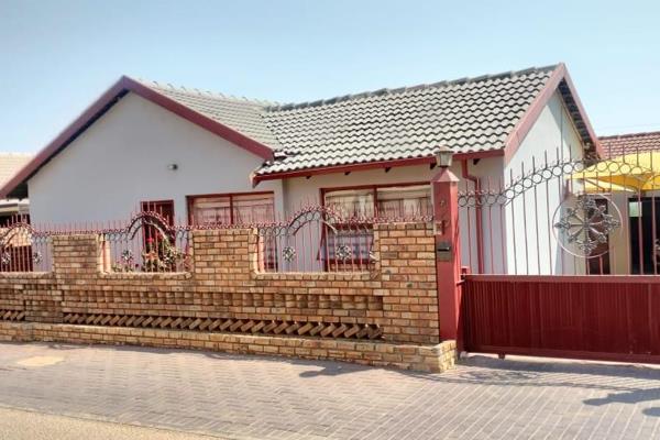 This home offers 3 spacious bedrooms with built-in cupboards, 2 bathrooms 1 is en-suit . A fully fitted kitchen, a dinning area and a lounge in the main house. Outside we&#39;&#39;re offered 1 bedroom with a bathroom and double ...