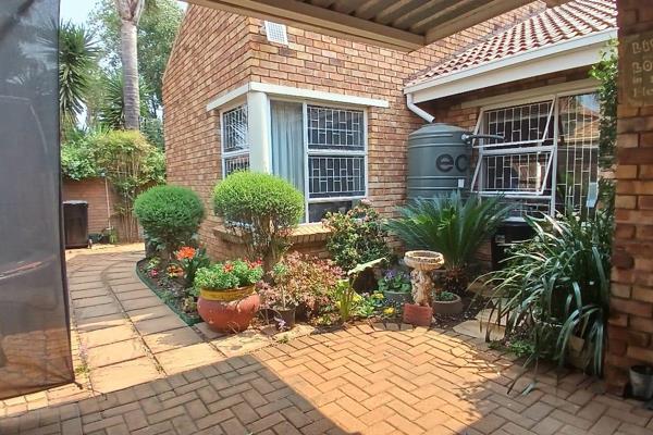 This very well looked after unit that is situated in an enclosed area not to far from Cavendish Mall and Impala Primary and Kempton ...