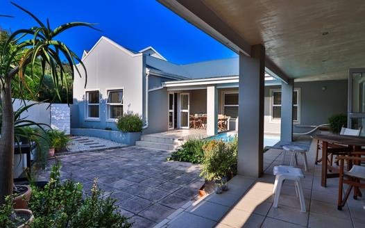 4 Bedroom House for sale in Hemel en Aarde Estate