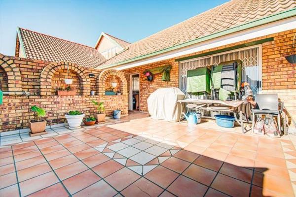 Introducing a stunning duplex townhouse located in the desirable area of Kempton Park ...