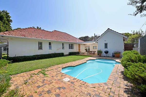 This charming gem in the heart of sought-after Bergvliet could be yours! A north-facing family home perfect for those looking for ...