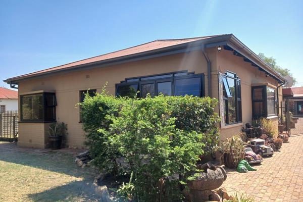 This 3 bedroom renovated golden oldie sits on a 1115 sq m fully fenced stand with sliding automated security gate opening on
a neatly ...