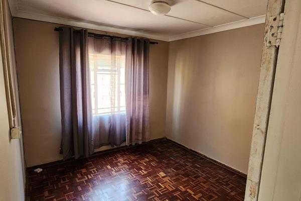 This home offers 2 bedroom. Main with BIC, lounge, kitted kitchen and full bathroom. ...