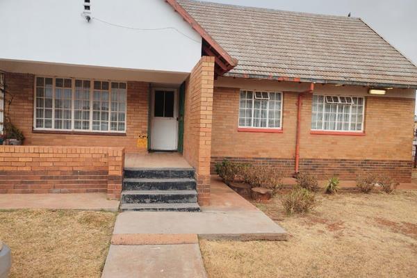 SOLE MANDATE

Well maintained Family home consisting of Open plan living room / dining room, with fireplace with wooden flooring.

3 Bedrooms each with built in cupboards with wooden flooring, linen cupboard in passage. Kitchen with solid granite tops, stove, melamine ...