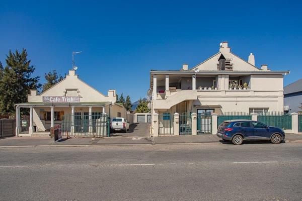 These two properties in Wellington; located side by side; will be sold as a unit and offers an investment opportunity with income from ...