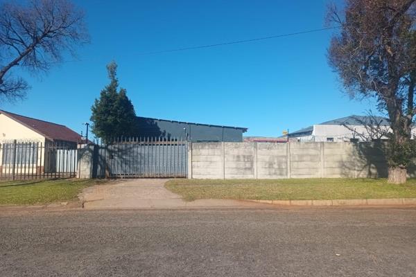 Located in the quiet and convenient suburb of Witpoortjie, this elegant bachelor&#39;s cottage offers a perfect blend of comfort and ...