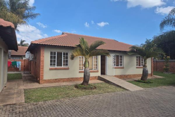 Feast your eyes on this property located near several schools, ( Primary and secondary Afrikaans and English ), Kolonnade shopping ...