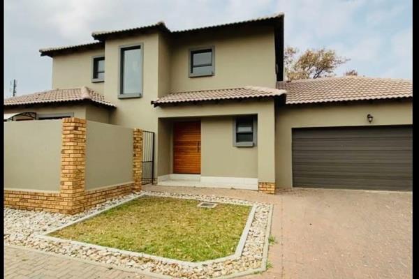 This magnificent home, nestled in the heart of Thatchfield Centurion, offers a blend of luxury and comfort. With 4 exceptionally ...