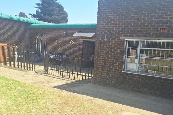 Smallholding in the Vanderbijlpark area
2.18 Ha
Property is fenced with Palisades and fence.
Single Phase electricity with a ...