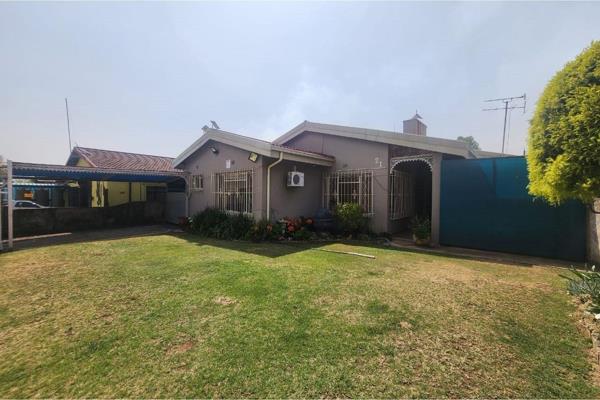 Your New Family Home With a Lovely Pool
Nestled in a quiet and friendly neighborhood, this magnificent family home boasts two separate ...