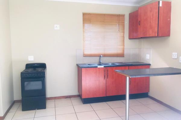 2 bed house  for rental in Summit view Estate in Midrand. 
Open plan kitchen with cupboards and stove

Open plan lounge  Huge garden ...