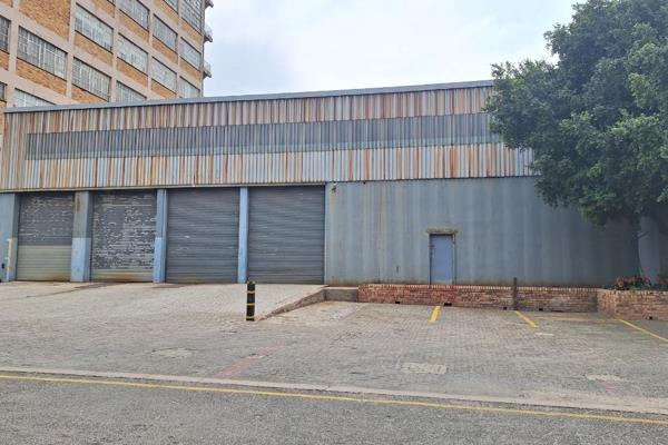 This prime industrial warehouse located at 84 Main Reef Road, Benrose, Johannesburg ...