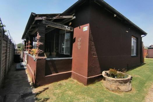 2 Bedroom House for sale in Krugersdorp West