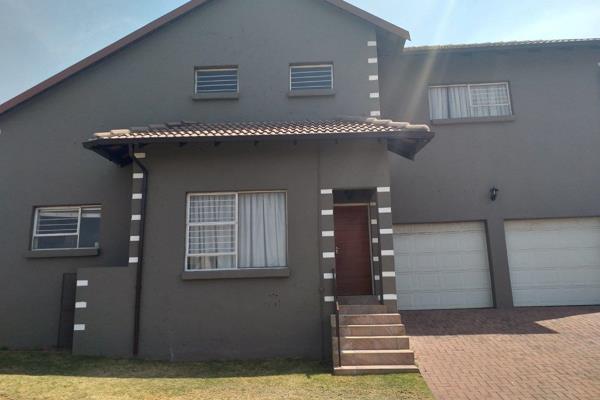 This beautiful, spacious 4 bedroom standalone house is situated inside Midlands Ridge ...