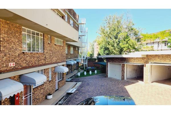 Elevate your lifestyle with this stunning double-story apartment nestled in the serene environs of Groenkloof. Immaculately designed ...