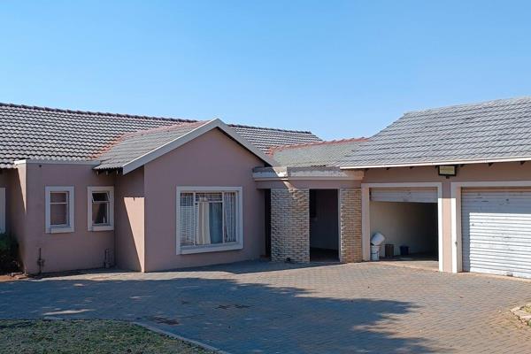 Very spacious and modern look house for sale in Riamar Park Bronkhorstspruit. Built on a 1030 square meter stand with ample yard space ...