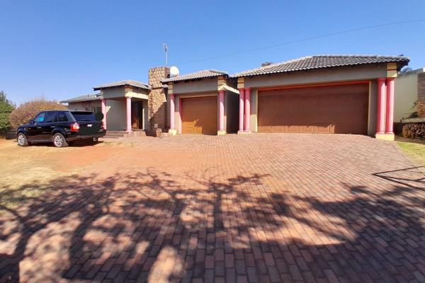 These property offers the following
4 Bedrooms
2 Bathrooms
2 Garadge
1 family Room
2 spacious Lounge
Dinning Room
Carport for 2 ...