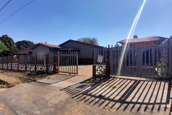 These Property offers the following
3 Bedrooms
2BathRooms
Sspaciuos yard
Security Alarms systerm
Outdoor building with Toilet ans ...