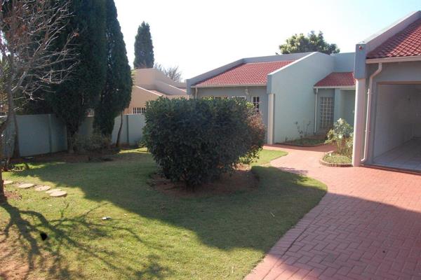 This beautiful 3 bedroom house offers 2.5 bathrooms, Lounge, dining room and kitchen. Entrance hall. Massive garden with swimming pool ...