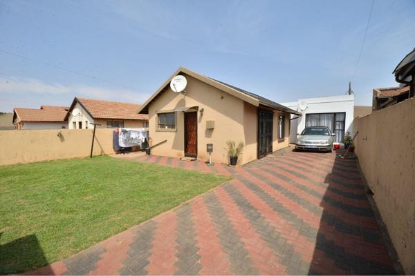 Charming Family Home with 3 Cottage Potential rental pre mouth R7500
Main house offers 2 bedrooms with built-in cupboards open lounge ...