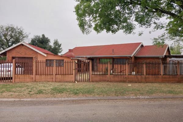 Spacious 3-Bedroom Home for Sale in Crystal Park, Benoni

Modern kitchen with fitted cupboards (no stove)
Open-plan lounge and ...