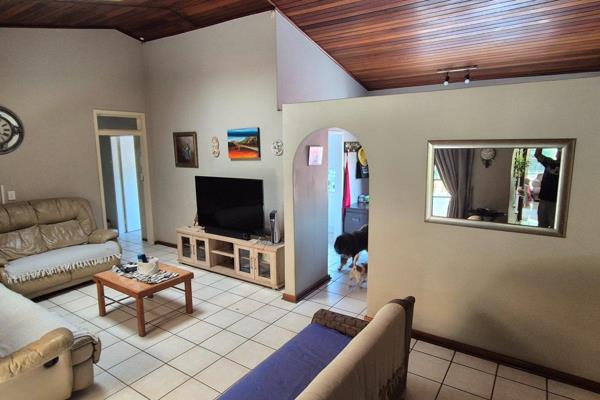 Neat and spacious family home to let in Farrarmere featuring 3 bedrooms, 2 full ...