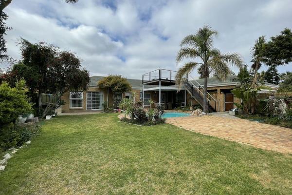 This beautiful, well maintained family home is located in the heart of Blouberg Sands. Very close to the shops and schools in a quite ...