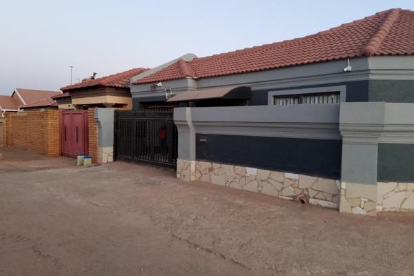 This exquisite property is a  full package located in a  homely location of Katlehong.  

This beautiful home boasts 3 well appointed ...