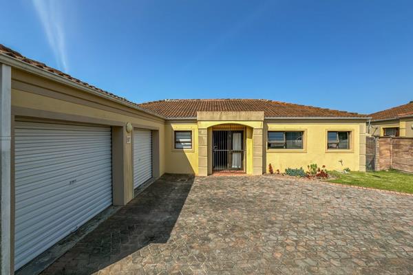 Lovely over-sized 226sqm townhouse with enclosed garden. Layout excellent for entertainment!
Pets allowed (no cats). Remote access. ...