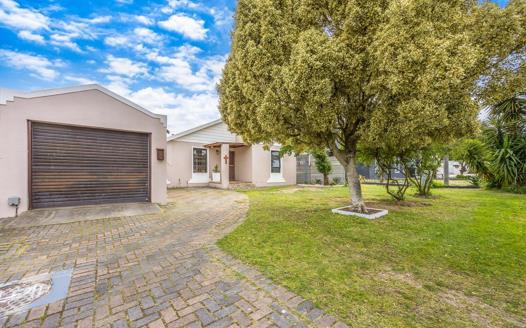 3 Bedroom House for sale in Vredekloof East