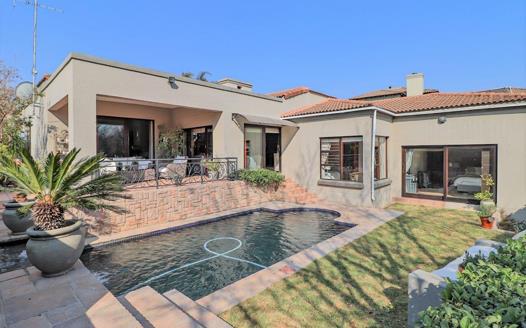 4 Bedroom House for sale in Douglasdale