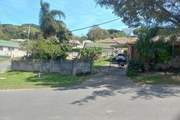 This 3 bedroom house is a corner property. 

Fully fitted kitchen. 

Spacious open plan lounge and dining room with a sliding door. ...