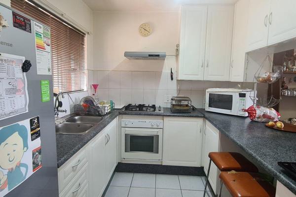 Neat move in ready apartment!
This apartment is situated in Brakpan Central, offers 2 bedrooms, 2 bathrooms(which one is a en-suite) ...