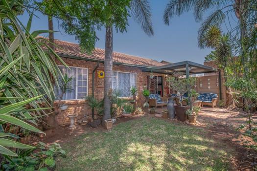 2 Bedroom Townhouse for sale in Highveld