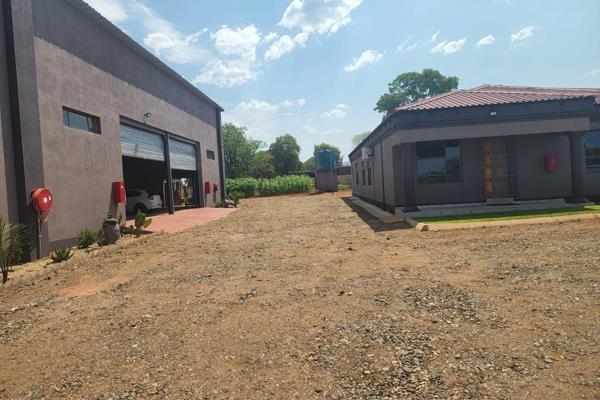 Industrial property for sale in the Industrial area
2855m2 stand with 3 separate ...