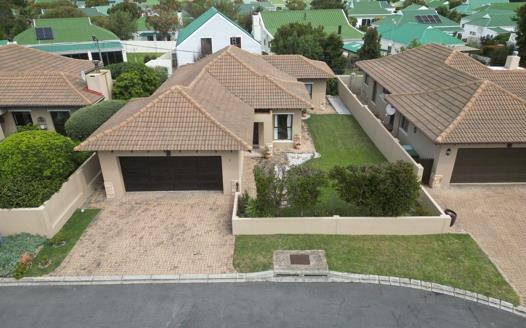 3 Bedroom House for sale in Sandbaai