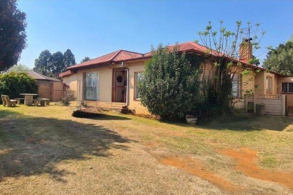 Family Home in Geduld

Three Bedrooms
Two Bathrooms (One en suite)
Room at the back of the laundry can be used as a study
Spacious ...