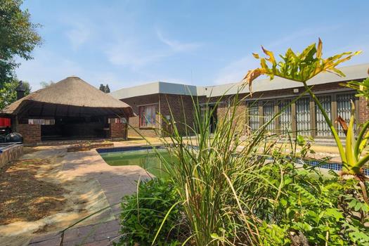 4 Bedroom House for sale in Sunward Park